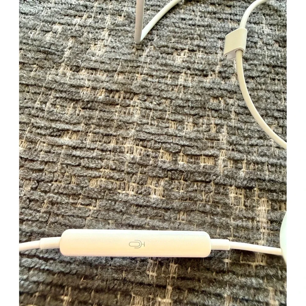 Apple EarPods Lightning Connector *NOT TESTED* Wired Headphones In-Ear
